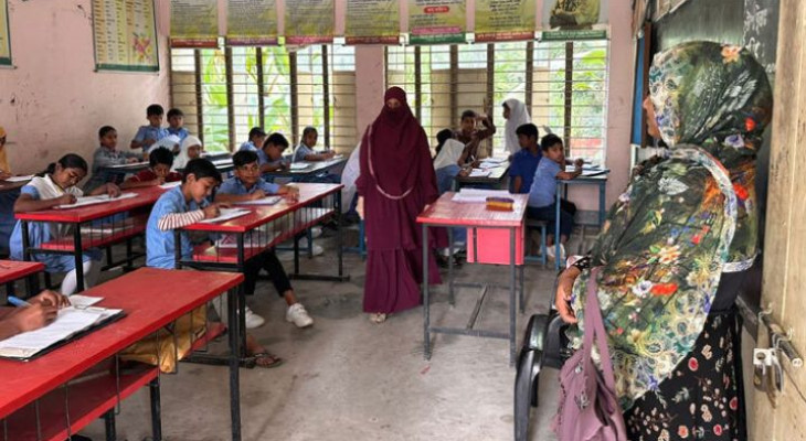 শিক্ষকরা কর্মবিরতিতে, বার্ষিক পরীক্ষা নিলেন অভিভাবকরা